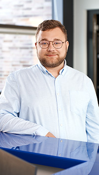 Ein junger Mann mit Hemd