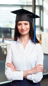 Eine jünge Frau mit Abschlussmütze